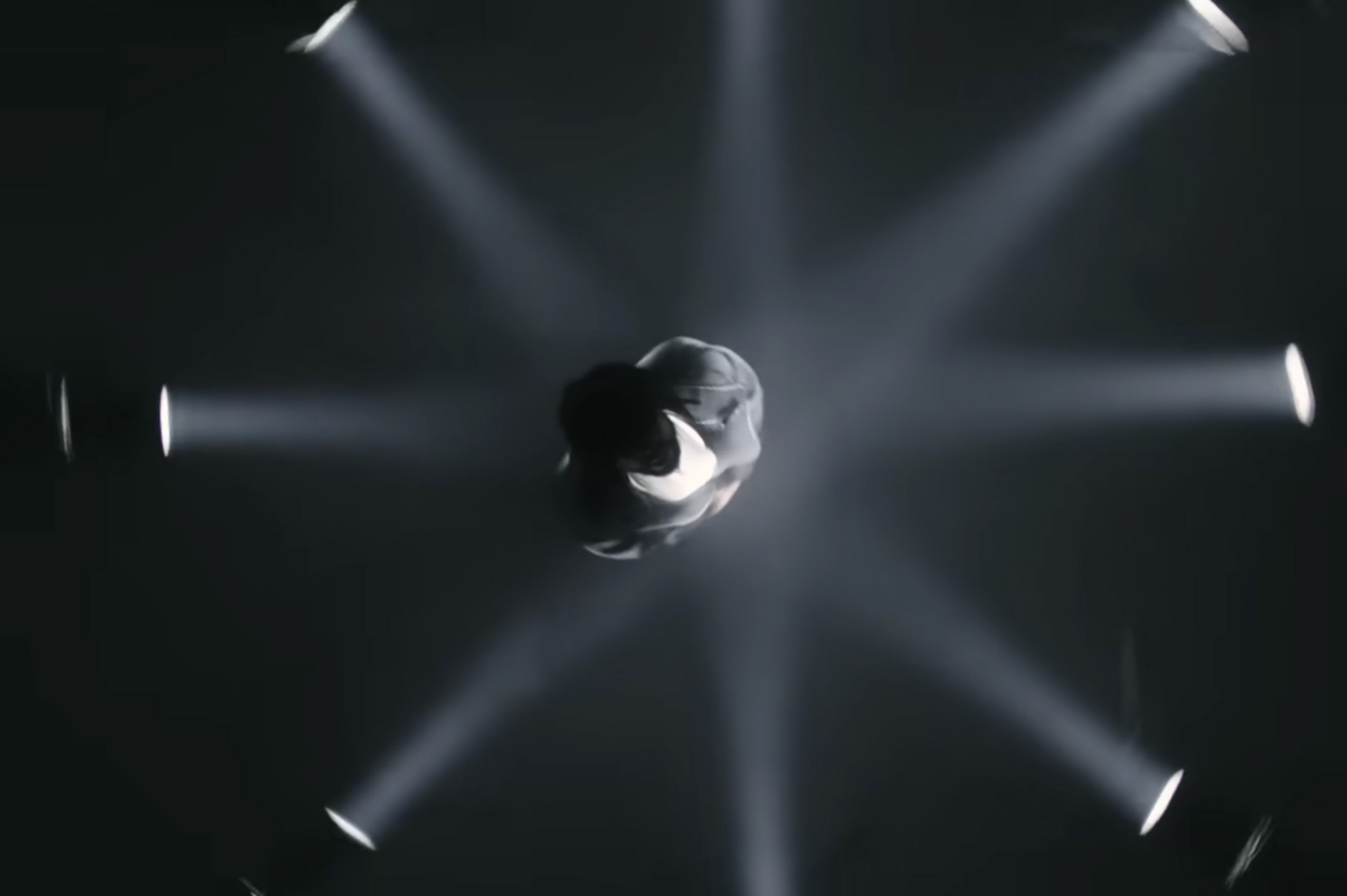 Scène du clip Grand Soleil avec effets de fumée